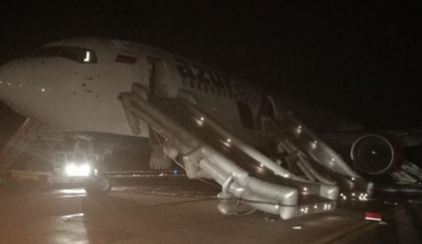 Самолет Azur Air совершил жесткую посадку в Барнауле