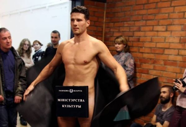 Минский художник выпил виагру и голым протестовал против цензуры. Организаторы: «Это клоунада»
