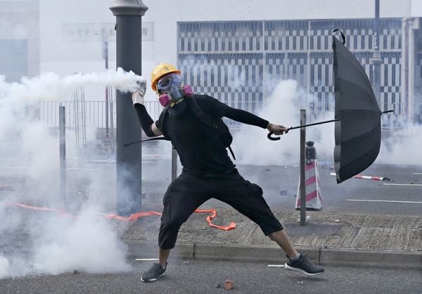 <br />
В Гонконге полиция впервые применила против демонстрантов боевое оружие<br />
