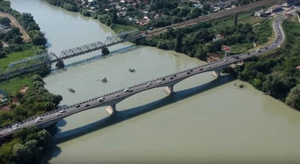 Грузовой транспорт пустят по дублеру моста в Краснодаре