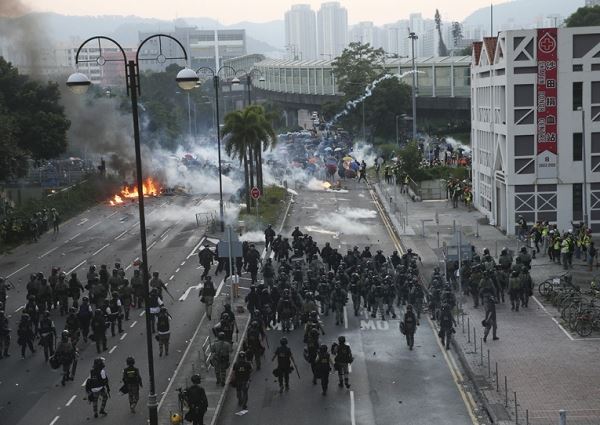 <br />
В Гонконге полиция впервые применила против демонстрантов боевое оружие<br />
