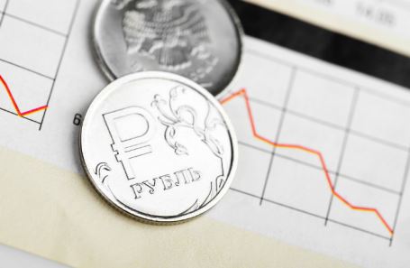 «Стоит ожидать не ослабления рубля, а усиления доллара». Что будет с российской валютой в начале недели?