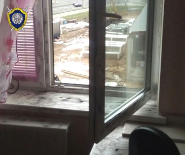 В Гродно женщина выбиралась из запертой квартиры с помощью связанных простыней — но упала и разбилась